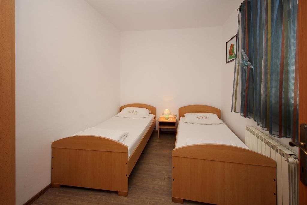 Apartment Drazen Šilo Quarto foto
