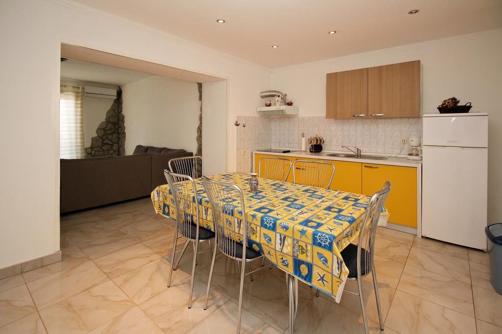 Apartment Drazen Šilo Quarto foto
