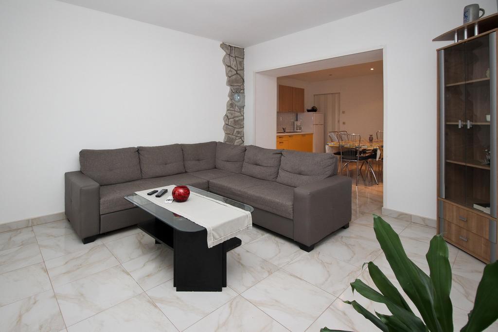 Apartment Drazen Šilo Quarto foto