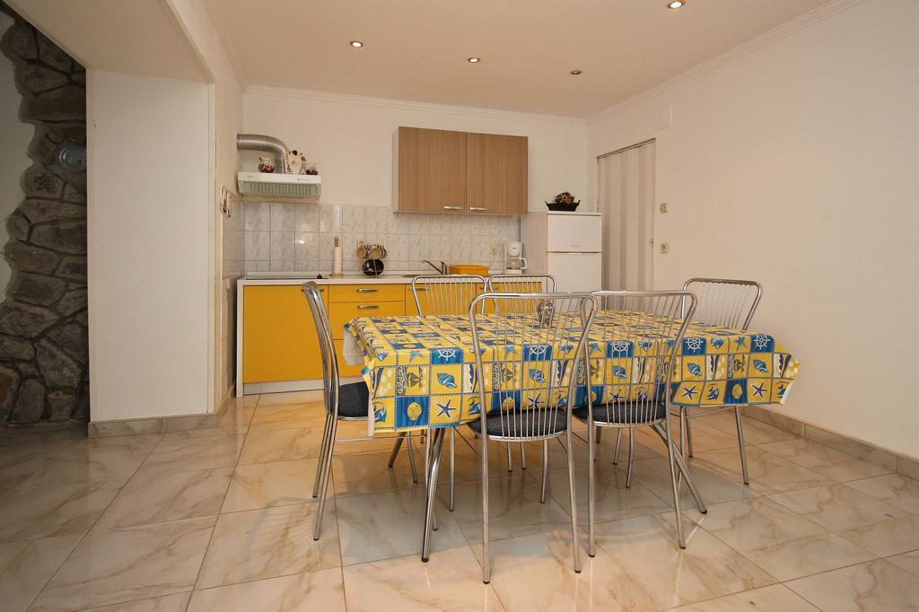 Apartment Drazen Šilo Quarto foto